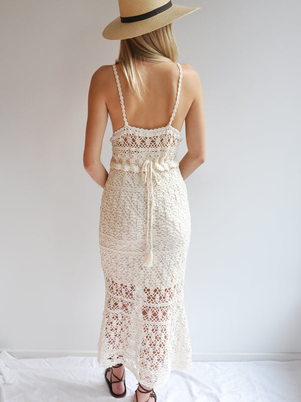 http://annakosturova.com/cdn/shop/products/anna_kosturova_crochet_bianca_dress_back_view_600x.jpg?v=1530309571
